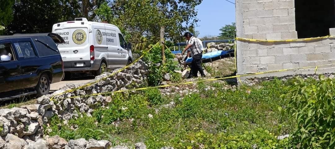 Personal de la Semefo de Yucatán acudió a una casa del municipio de Espita para levantar el cuerpo de una persona que fue hallada sin vida el pasado domingo.- Foto de redes sociales