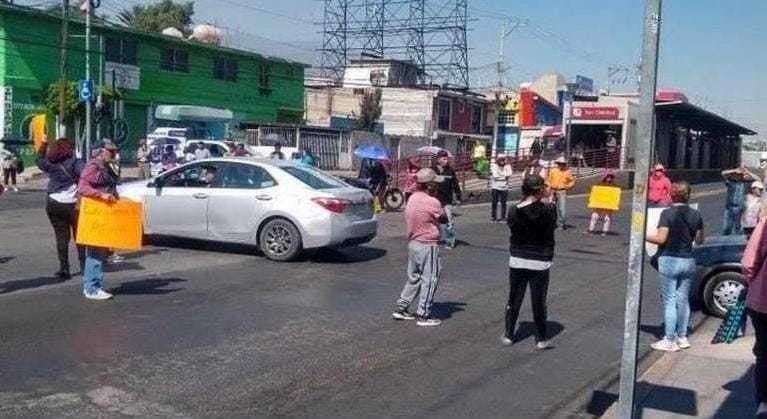 Vecinos de Ecatepec bloquean la avenida 30-30 en protesta por la falta de agua. Foto: Luis Trejo