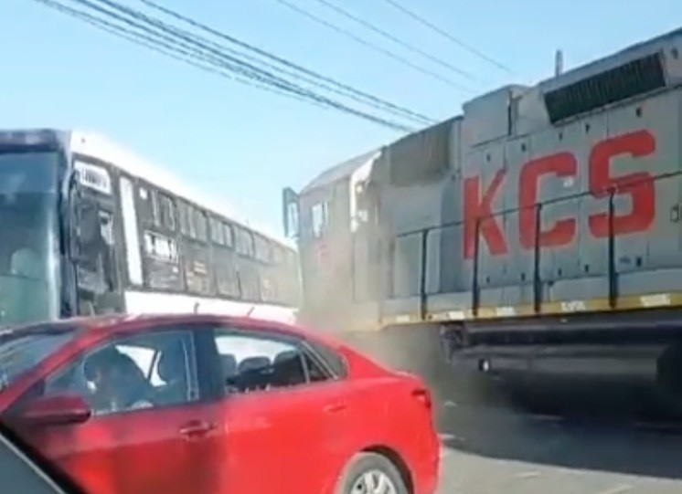 Se salvan pasajeros de transporte urbano en Santa Catarina de trenazo (VIDEO)