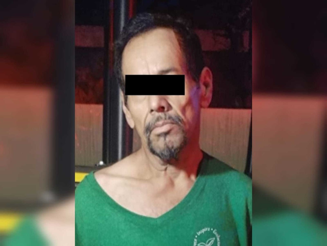 El hombre, habría amenazado con matar a su esposa sosteniendo un cuchillo en una mano y apretándole el cuello con la otra. Foto: Policía de Monterrey.