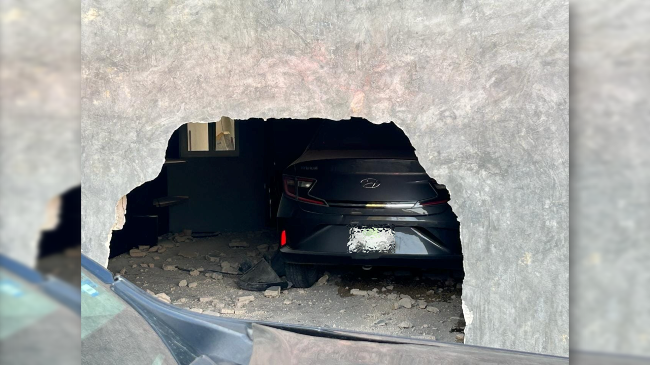 Accidente insólito: Un auto atraviesa muro de escuela de baile en Mérida