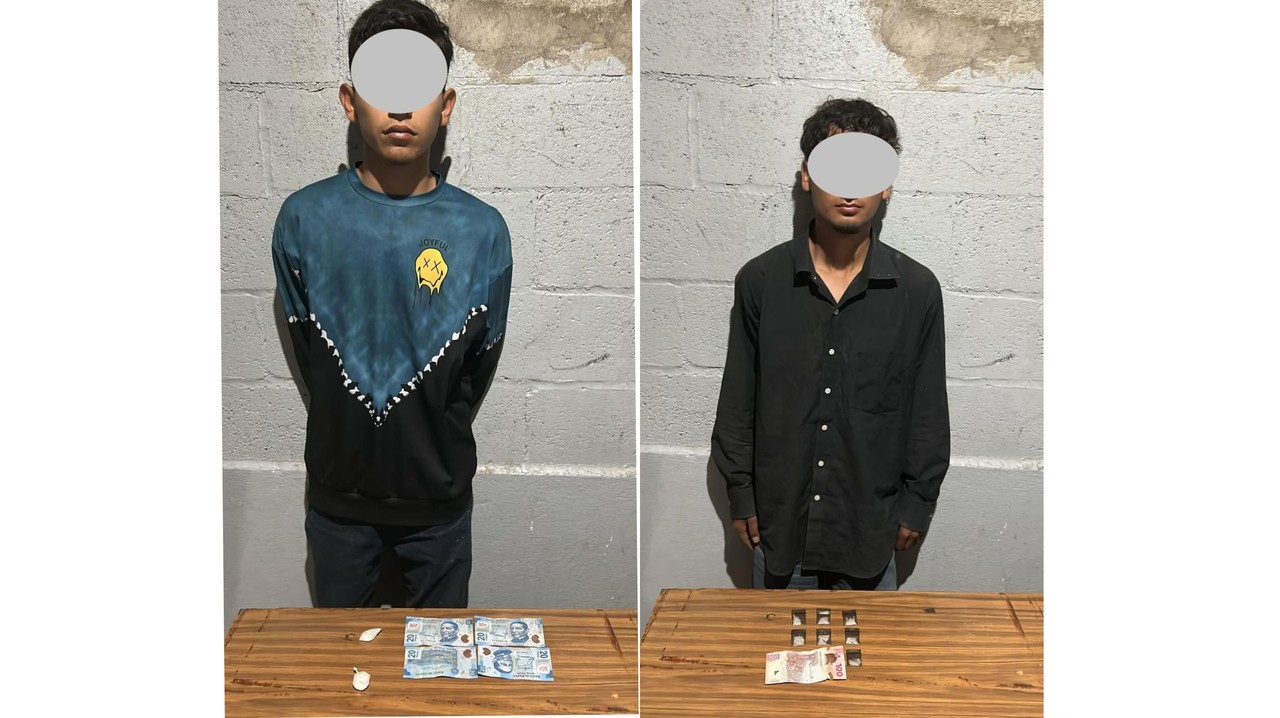 Dos jovenes fueron detenidos debido a que traían bolsas de cristal presuntamente para su venta. Foto: Especial.