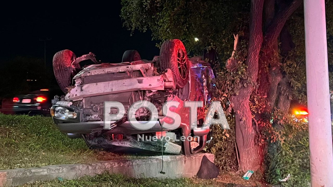 Abandona conductor auto tras volcar en avenida Eugenio Garza Sada