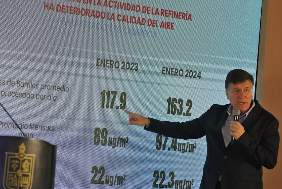 El secretario de Medio Ambiente de Nuevo León, Alfonso Martínez Muñoz,  aseguró que la refinería de Pemex en Cadereyta está aumentando su producción. Foto: Gobierno de Nuevo León