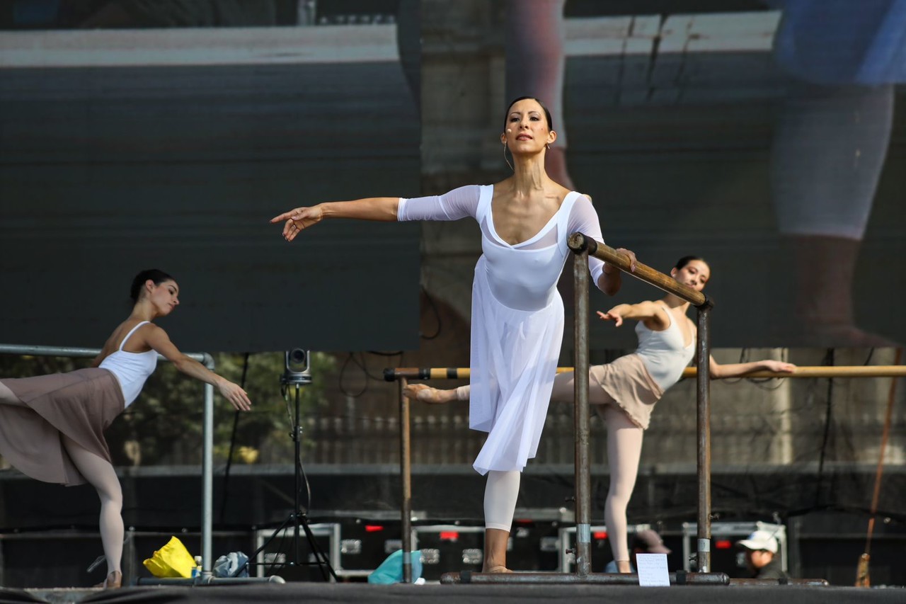 Escenario de sueños, Zócalo de CDMX, baila al ritmo de ballet con Elisa Carrillo.      Foto: Especial