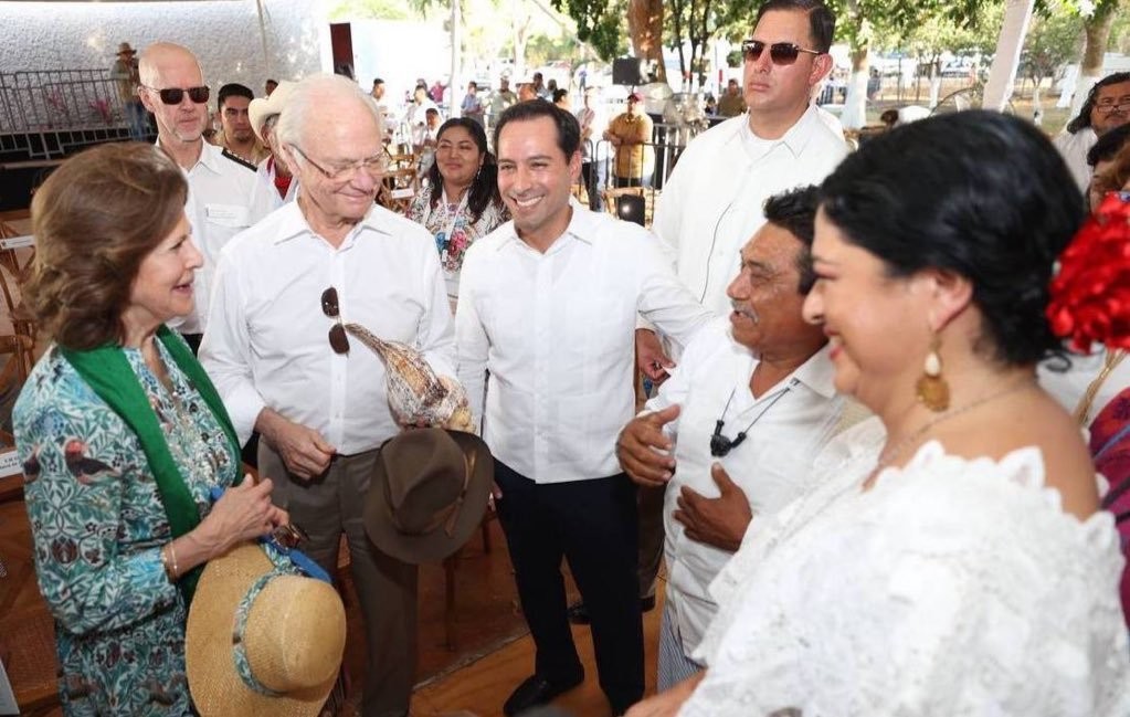 Los reyes de Suecia, acompañados del Gobernador de Yucatán y los representantes de los pueblos Mayas y Yaquis. Foto: Redes sociales Mauricio Vila.