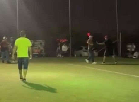 Sujeto armado golpea a hombre en canchas de futbol de Monterrey (VIDEO)