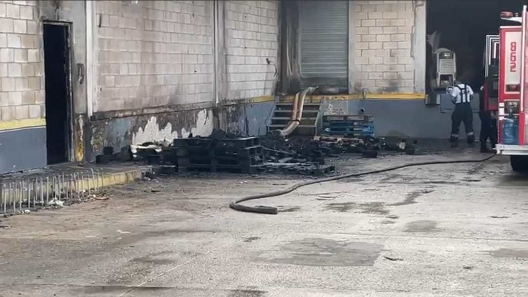 Bomberos de la SSP atendieron la madrugada de este jueves un incendio en la zona de maniobras de la tienda Soriana de la colonia Xoclán.- Foto de redes sociales