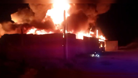 Video: Se registra impresionante incendio en una recicladora de Durango