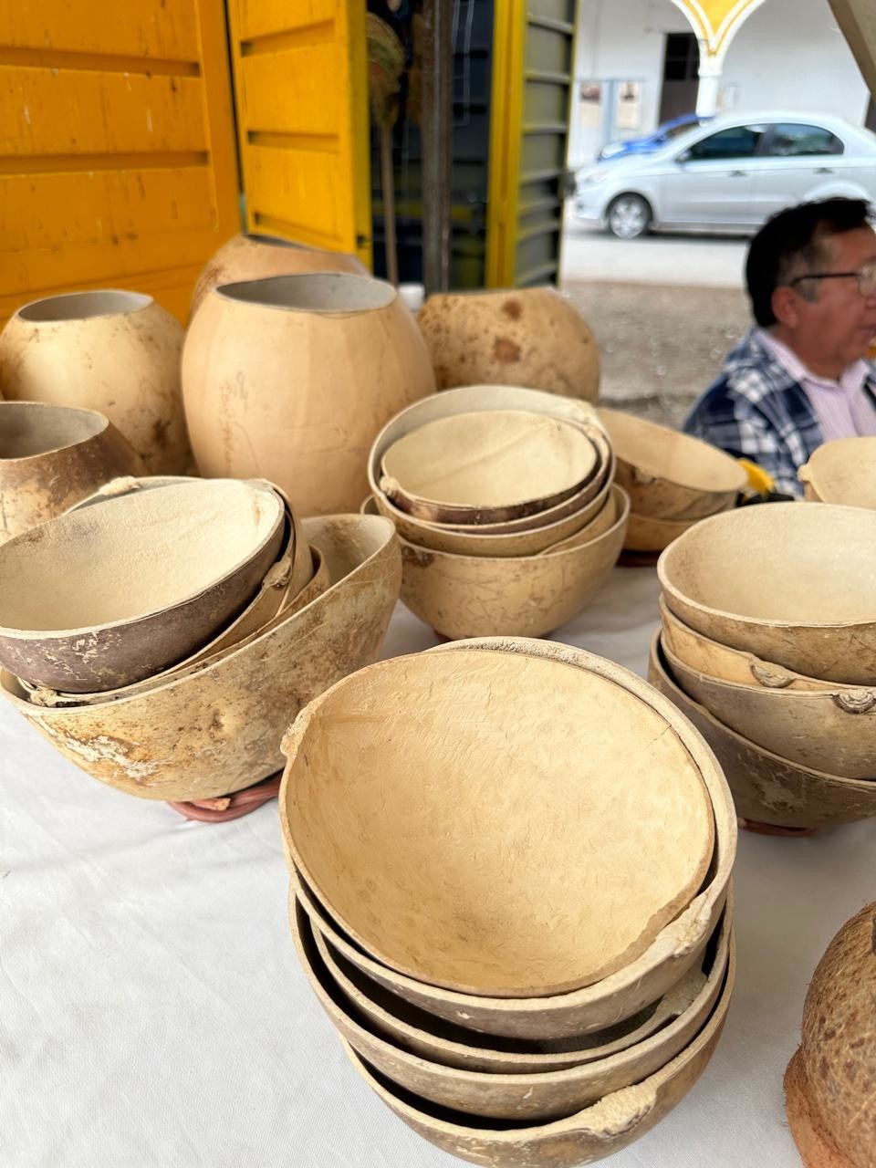 Don Mario Uc realiza artesanías desde hace 55 años y ha sido una actividad que le ha llenado de satisfacción por el reconocimiento que recibe de turistas quienes compran sus obras.- Foto de Héctor Guarepo