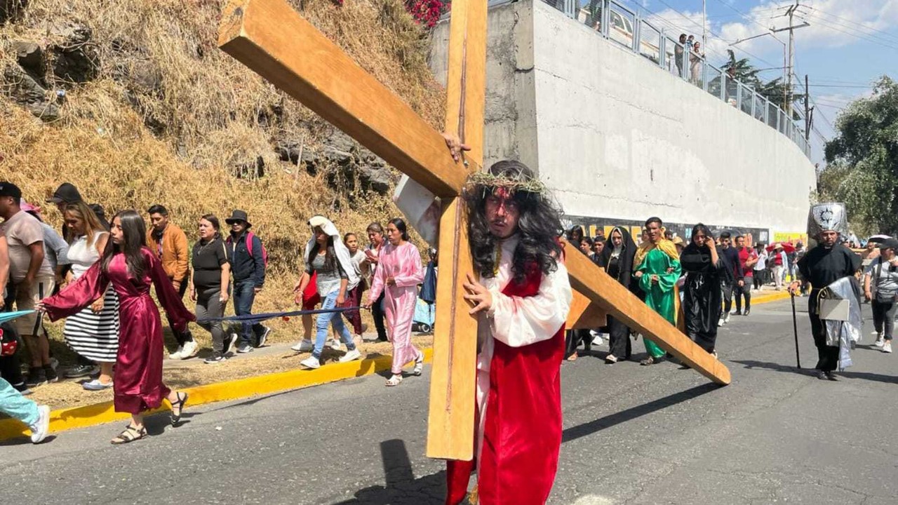 En la representación del Viacrucis, los católicos buscan sentir el sufrimiento de Jesús de Nazareth. Foto: Alberto Dzib