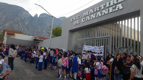 Padres de familia se oponen a cambio de director de primaria en Santa Catarina