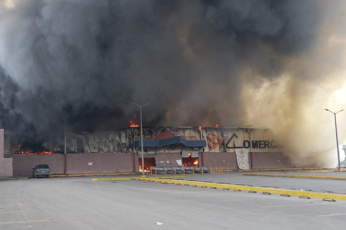 VIDEO: Se registra fuerte incendio en comercializadora de Reynosa