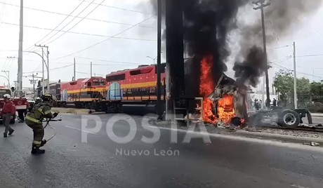 Choca tráiler contra el tren y se incendia en Monterrey; chofer vive de milagro