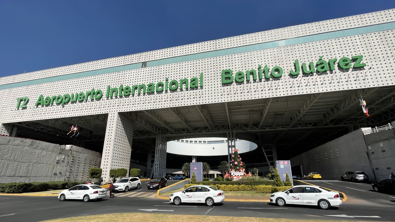 Aeropuerto Internacional Benito Juárez, bajaron 7 pasajeros a causa de altas temperaturas. Foto de gobierno.