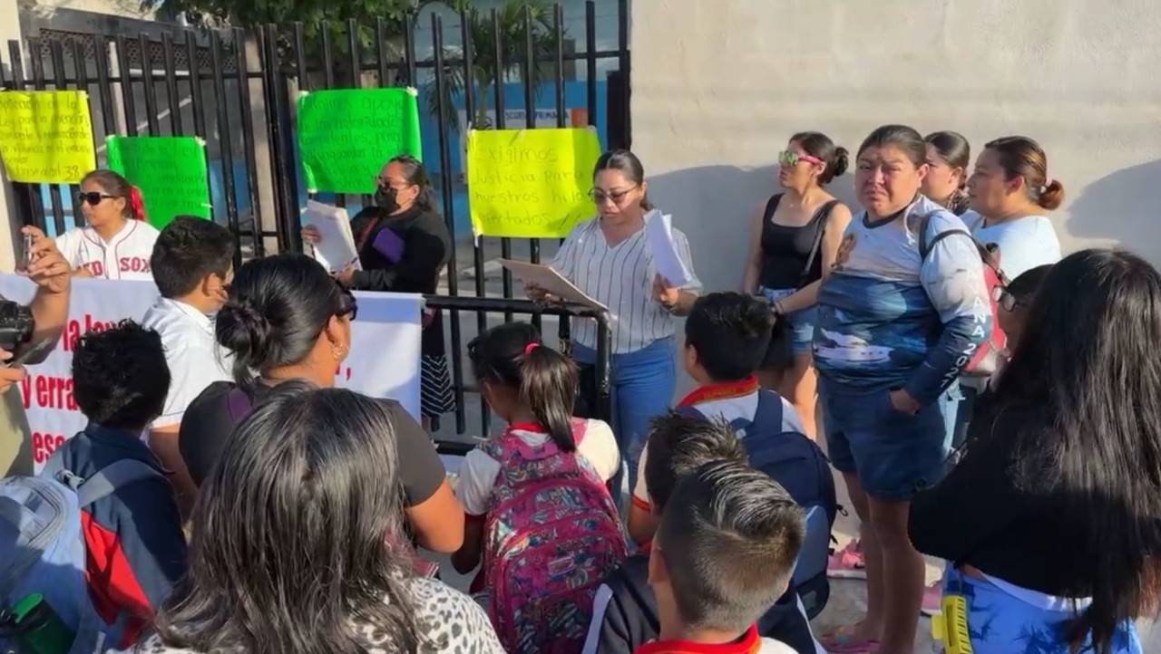 Manifestación en la primaria 'Ismael García' por casos de acoso y bullying