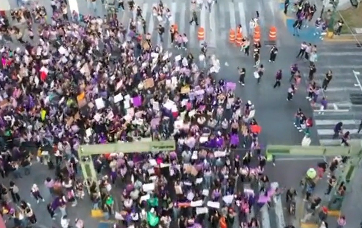 Dron de POSTA:  Avanza marcha feminista del 8M en el centro de Monterrey (VIDEO)