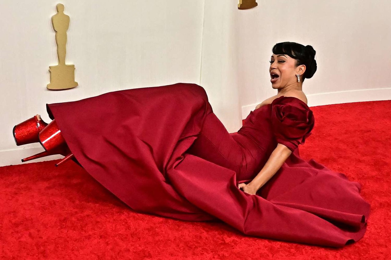Premios Óscar 2024: Liza Koshy sufre caída en la alfombra roja (VIDEO)