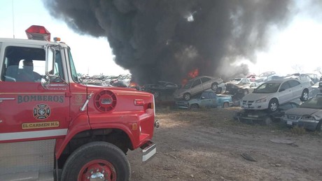 Incendio en corralón de grúas Garajes y Talleres consume 400 vehículos (VIDEO)