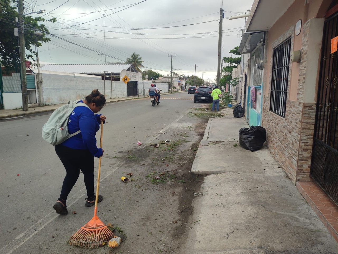 Cuadrillas de trabajadores de Aseo Urbano se dieron a la tarea de realizar la limpieza de diversas calles del puerto de Progreso.- Foto de Héctor Guarepo