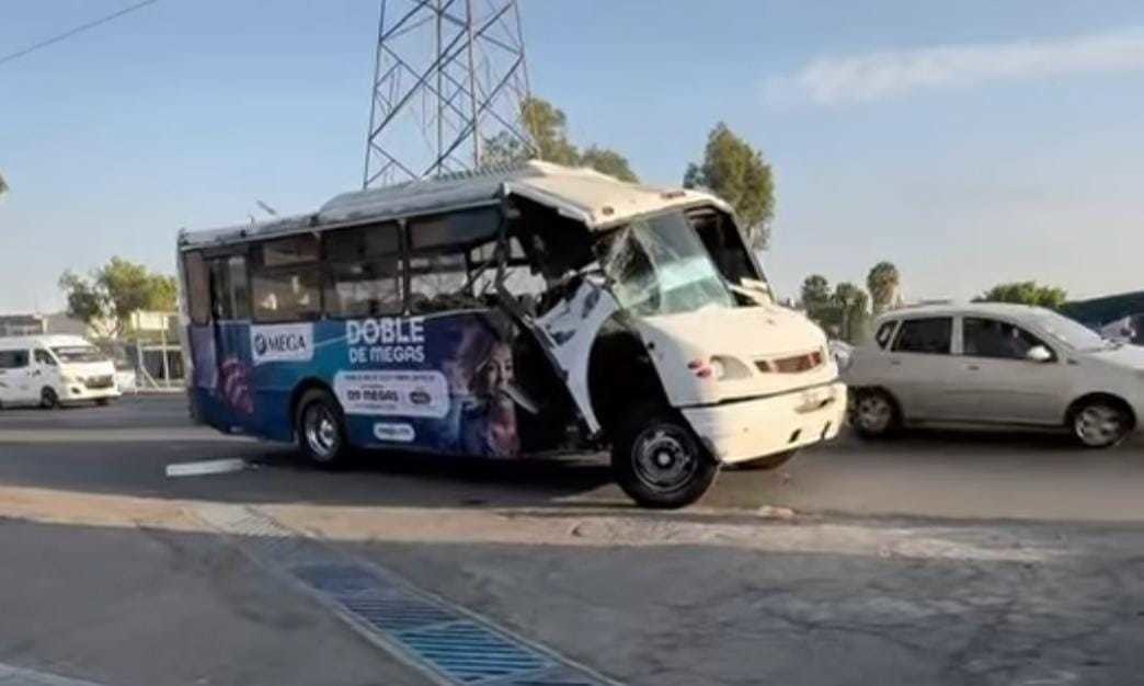 Camión se impacta sobre la carretera Texcoco-Lechería