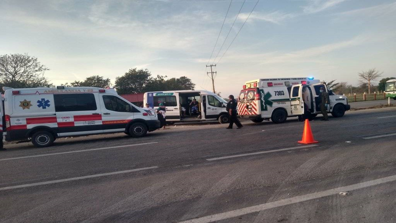 Colisiona ambulancia de traslado con vehículo en la carretera Mérida-Motul