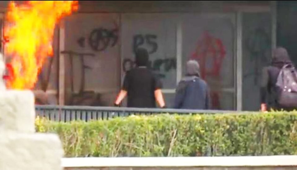 UNAM expulsa a 5 responsables de actos vandálicos en Rectoría