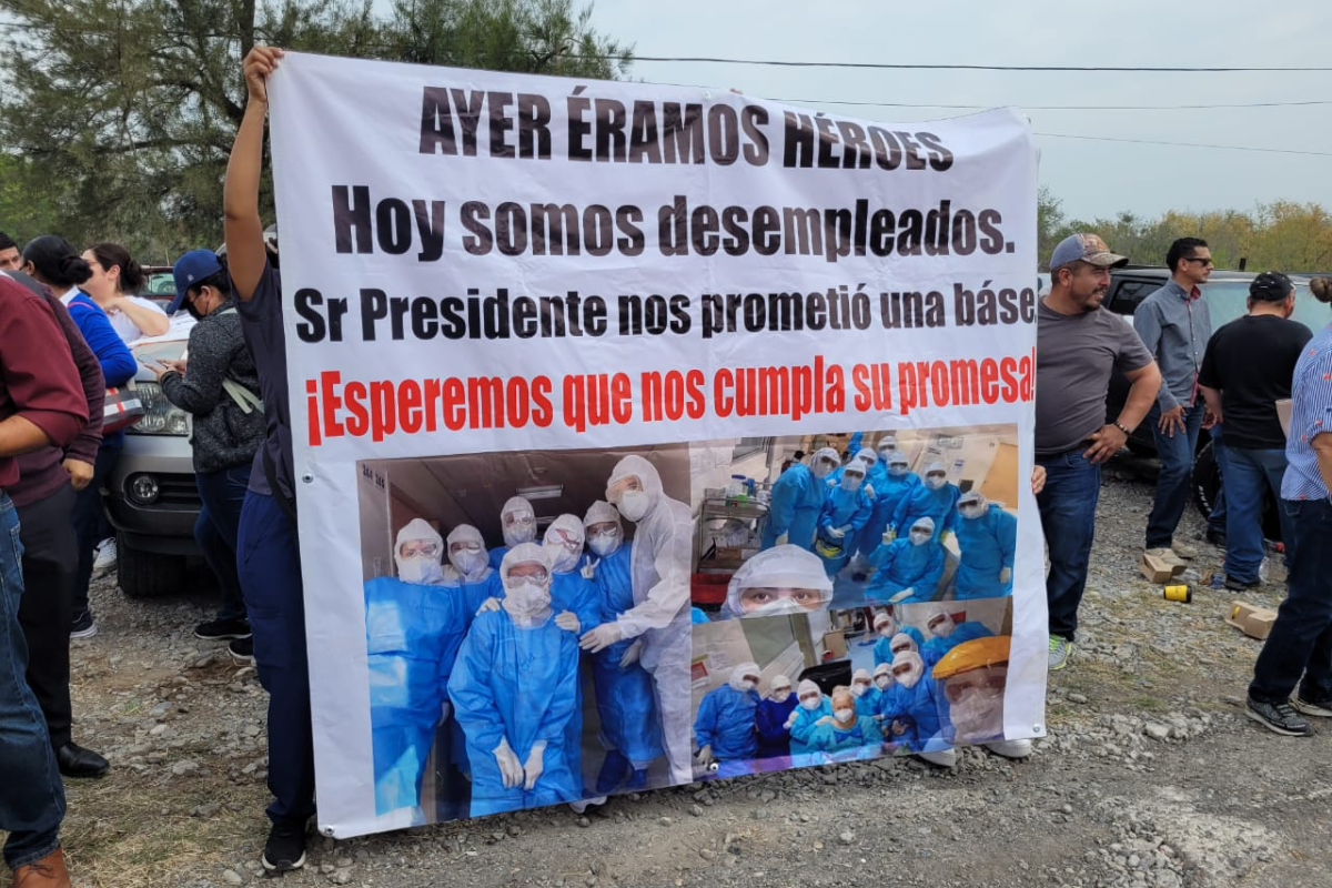 Se manifiestan trabajadores de Salud en visita de AMLO; piden bases