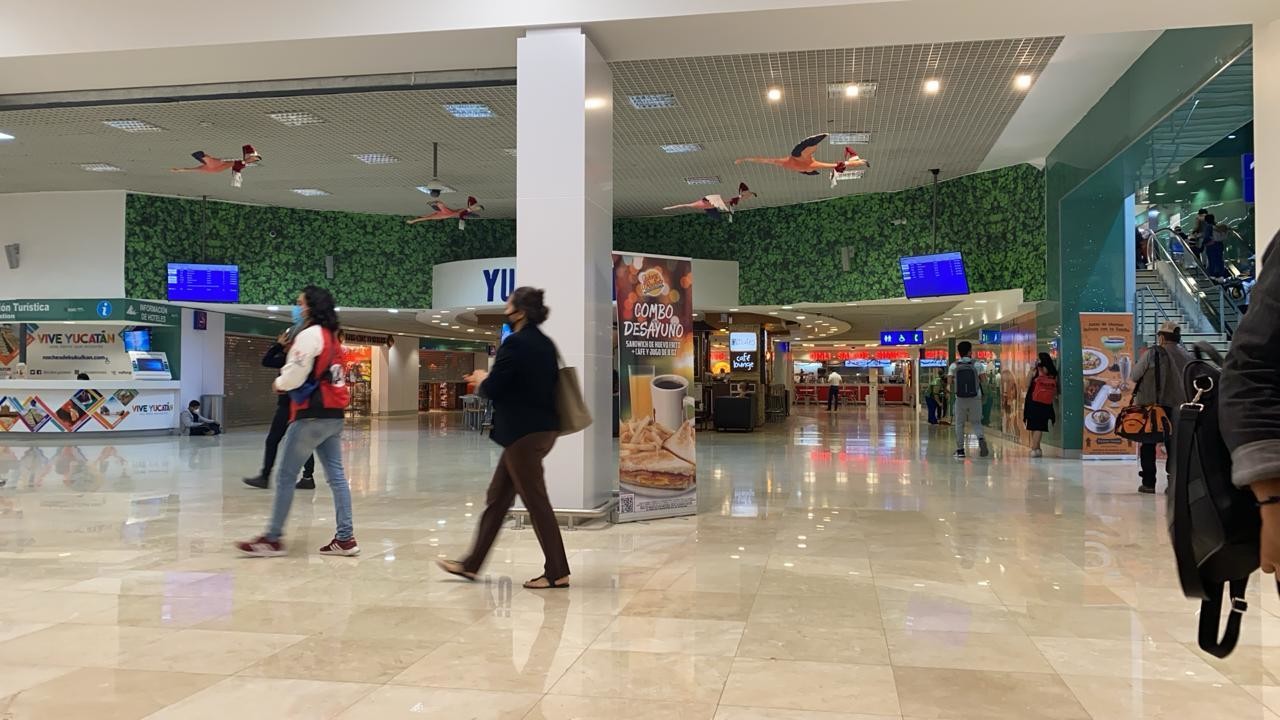 La mañana de este lunes se registraron retrasos de vuelos de la firma Viva Aerobús en el aeropuerto de Mérida por la ausencia de trabajadores de tierra.- Foto de Héctor Guarepo