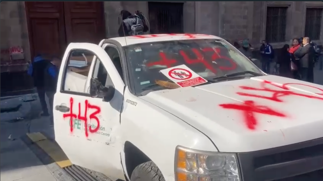 Normalistas de Ayotzinapa derriban puerta de Palacio Nacional