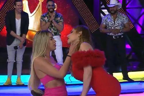 ¡Se besan en vivo! Dos mujeres del elenco de Ernesto Chavana  (VIDEO)