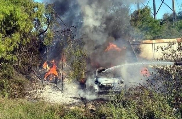 Los rescatistas y bomberos sofocaron el fuego, pero desafortunadamente encontraron a una persona sin vida dentro del auto. Foto: Cortesía.