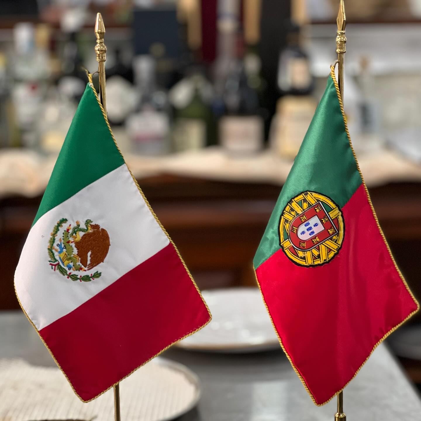 Banderas de México y Portugal 