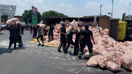 ¡A rodar! Toneladas de cebollas cayeron de un camión que se volcó en Iztapalapa