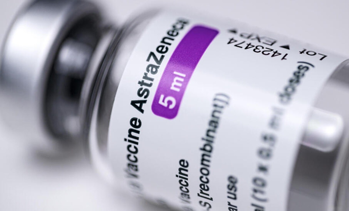 En la imagen una dosis de la vacuna contra el COVID-19 de AstraZeneca. Foto: RFI