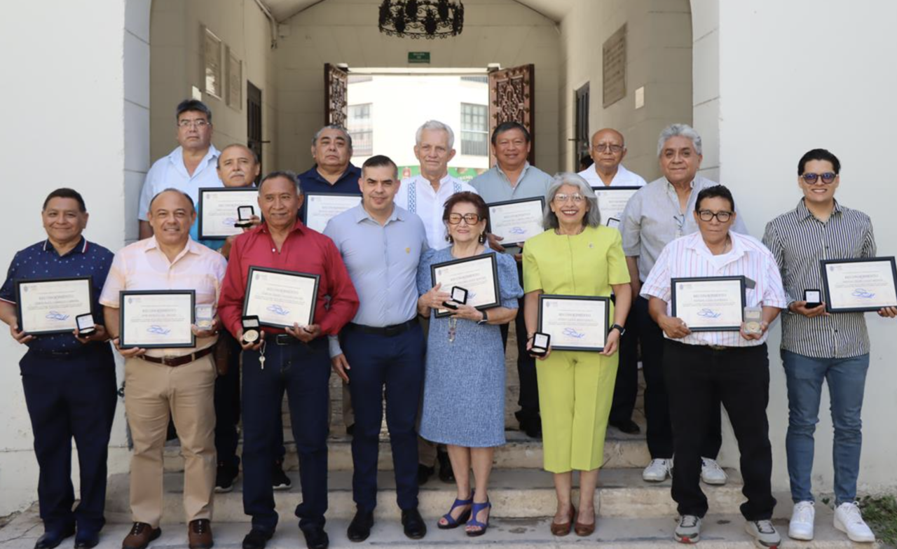 Más de 30 excolaboradores de la Uady fueron reconocidos por sus trayectorias dentro de la máxima casa de estudios del estado.- Foto de la Uady
