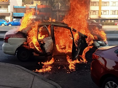 Arde taxi de la CDMX por falla eléctrica, el conductor resulta con quemaduras
