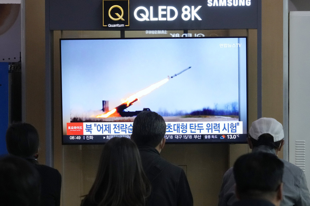 Una televisión muestra el disparo de un misil norcoreano durante un programa noticioso el sábado 20 de abril de 2024, en la Estación Ferroviaria de Seúl, Corea del Sur. (AP Foto/Ahn Young-joon)