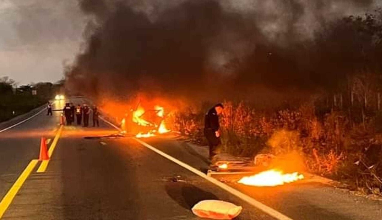 Una camioneta que transportaba colchones quedó totalmente consumido por las llamas en la carretera Mérida-Muna-Foto de redes sociales