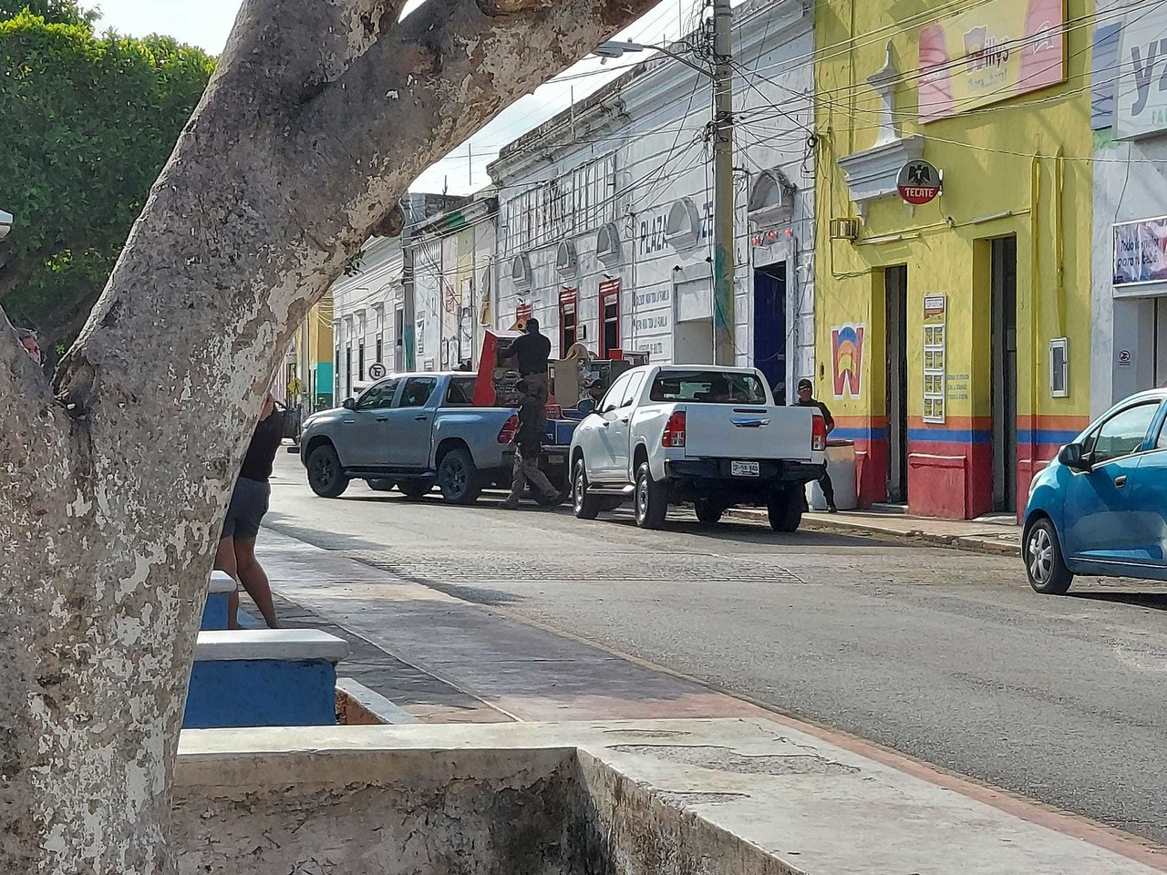 Gran movilización de autoridades se registró la mañana de este martes en el primer cuadro del municipio de Tixkokob.- Foto de Somos  de Yucatán
