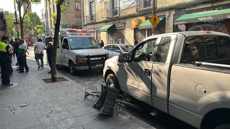 Ambulancia ¡patito!, se pasó el alto y golpeó a camioneta que arrolló a ciclista