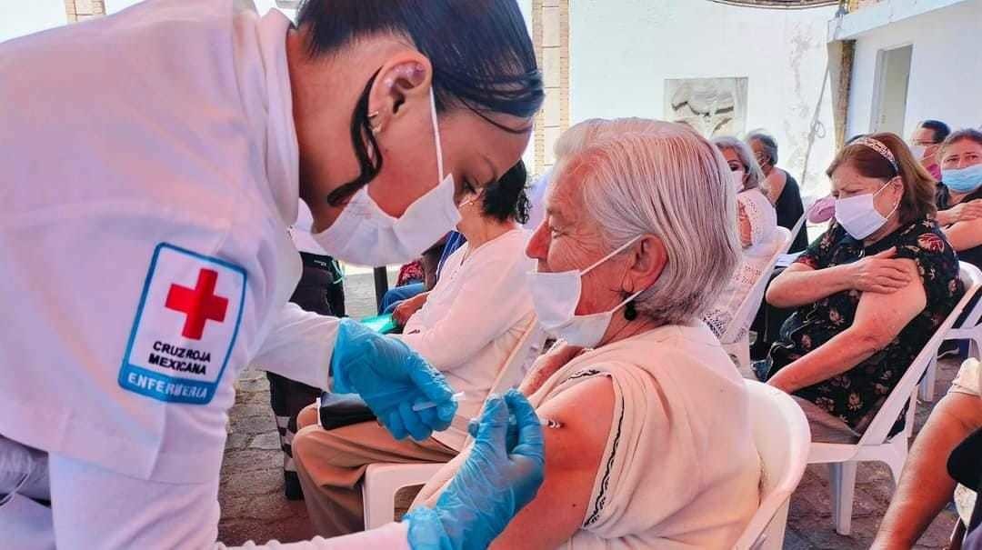 Cruz Roja aplica vacunas contra Covid-19 en Lerma. Foto: @DIFLerma 2022-2024