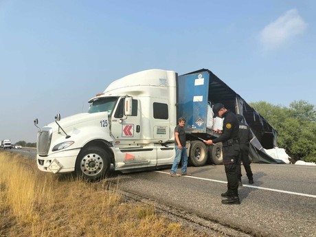 Cierre total en Carretera Federal 101 por accidente en Padilla