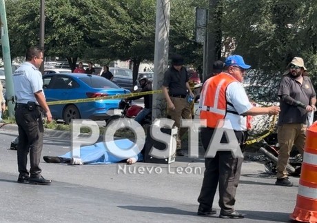 Choca ruta con motociclista y lo mata en Monterrey