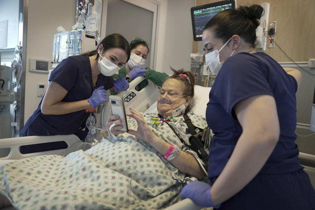 Lisa Pisano mira fotos de su perro después de ser operada en el hospital NYU Langone Health en Nueva York, 22 de abril de 2024. Los médicos transplantaron un riñón de cerdo a Pisano, quien se hallaba al borde de la muerte. (AP Photo/Shelby Lum)