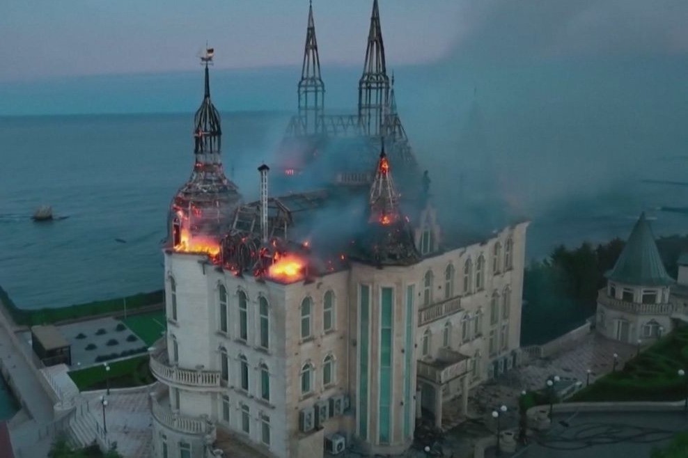 El castillo de Harry Potter, en Odesa incendiado por el ataque de misil. Foto: EuroNews.
