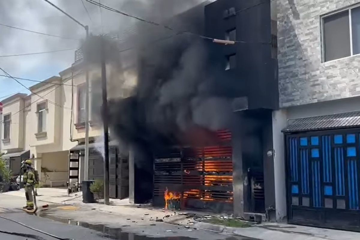 El fuerte incendio ocurrió en una vivienda de la colonia Nexxus Diamante. Foto: Facebook Gobierno de Escobedo