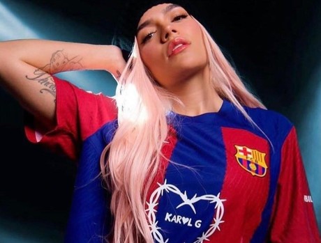 Karol G y su corazón espinado plasmada en la jersey del FC Barcelona (VIDEO)