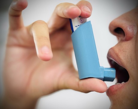 ¿Cómo pueden evitar complicaciones respiratorias los pacientes con asma?