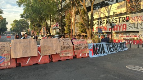 Bloquean Otomíes avenida México - Coyoacán, exigen respuesta a temas de vivienda